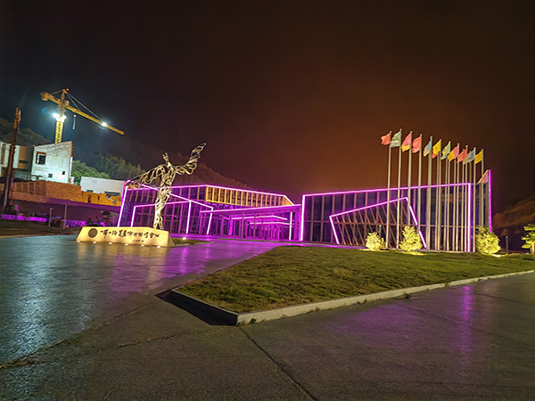 城市亮化是现代城市建设的重要组成部分，它不仅可以美化城市的夜景，还能提升城市的整体形象。随着科技的不断进步，城市亮化也得到了更多的关注和创新。本文将介绍一些关于城市亮化的创意和技术，帮助读者了解那曲城市亮化的重要性以及如何进行那曲城市亮化的规划和实施。